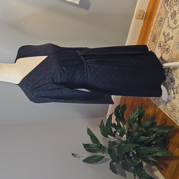 Ann Taylor Black & Blue Geometric Print Stretchy Long Sleeve Wrap Dress Size 0 - Picture 2 of 11